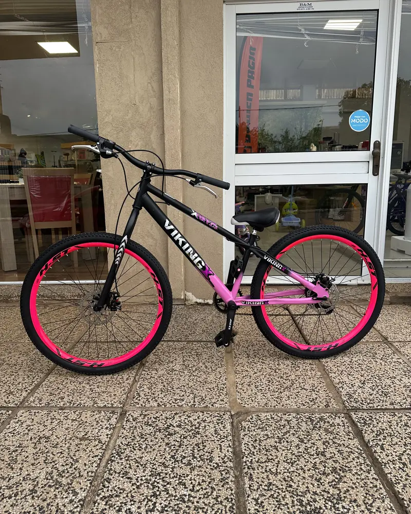 Bicicleta en la vereda del local de La Cruz