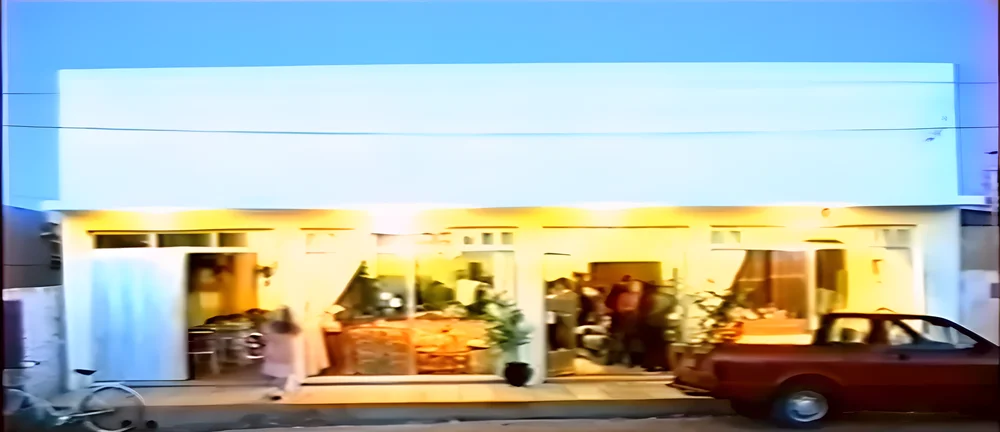 El frente del local al atardecer, julio de 1994