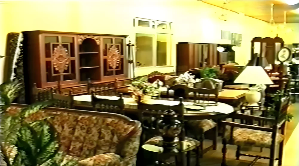 El salón del local propio, julio de 1994, imagen del video de la inauguración
