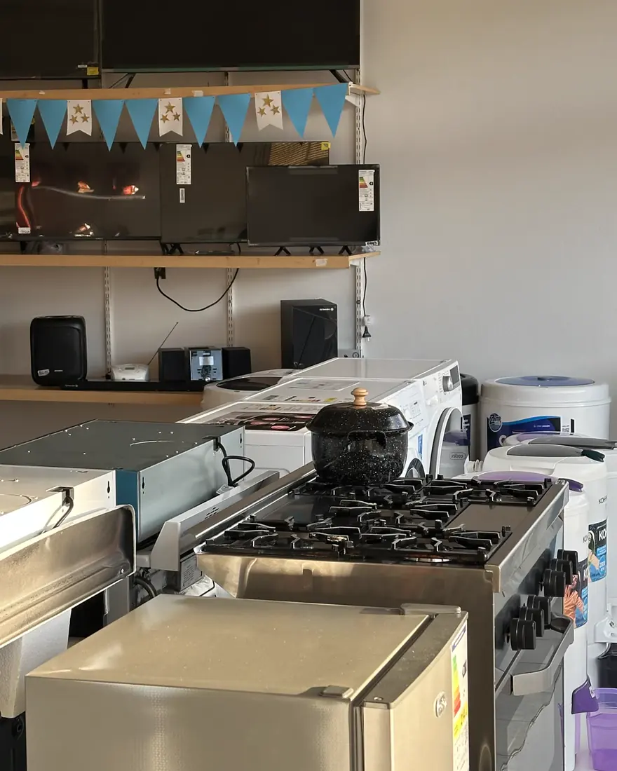Estantes de electrodomésticos en el local de La Cruz